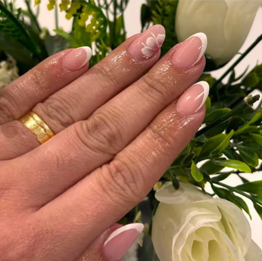 Unhas em acrigel, acabamento natural e resistente