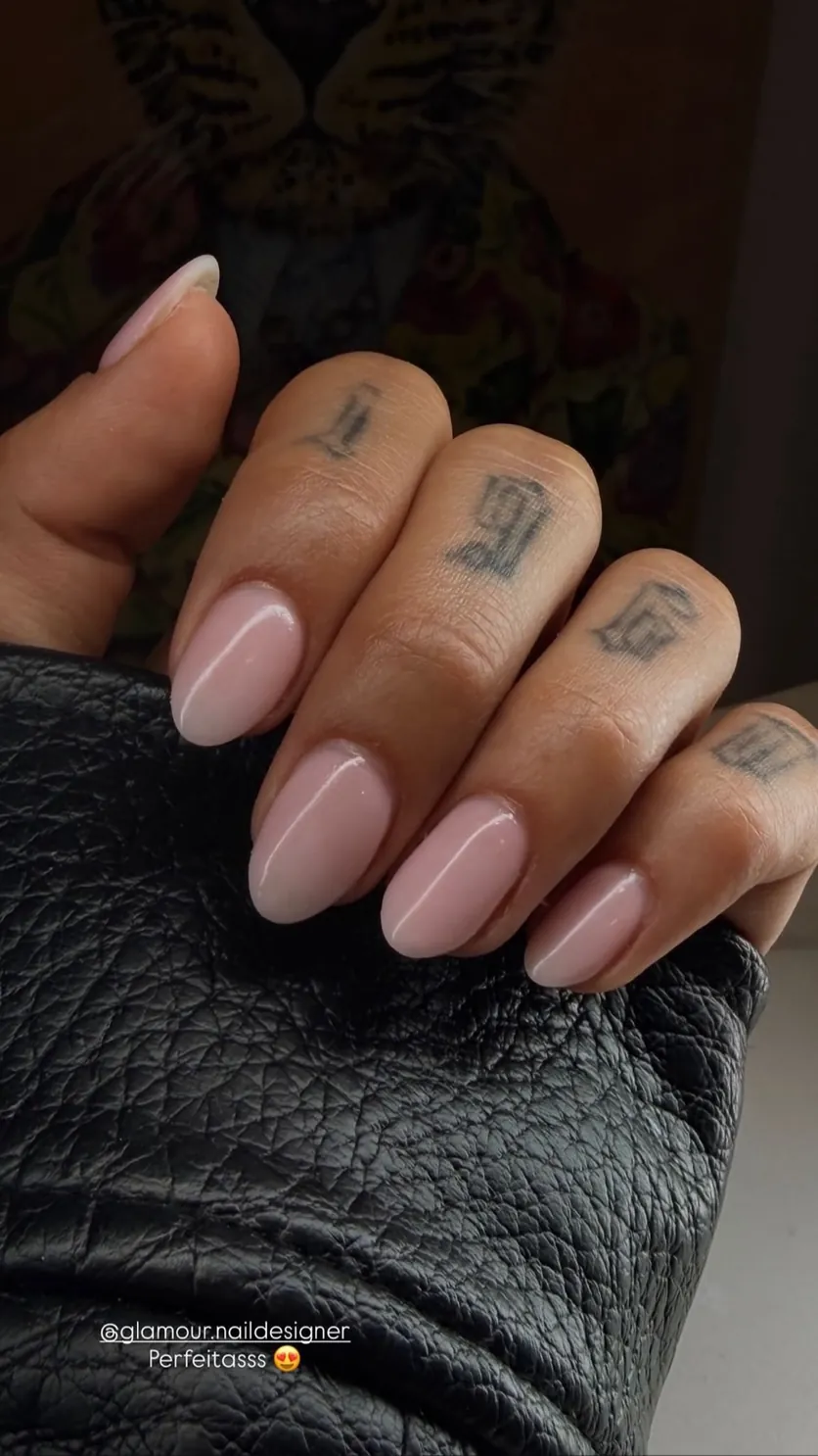Unhas em gel nude de formato amendoado, acabamento natural e brilhante, por Diana em Braga