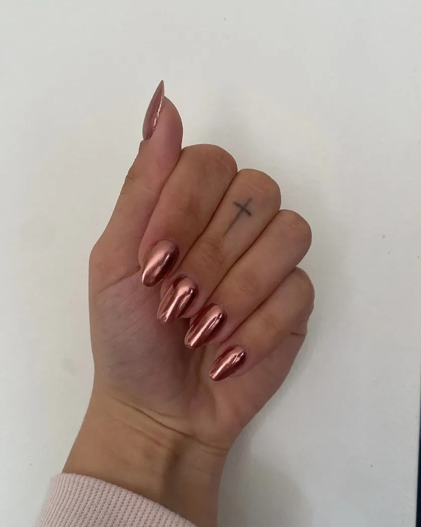 Unhas amendoadas com efeito cromado rose gold, acabamento espelhado